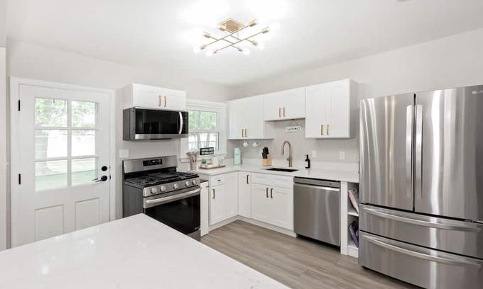 Euclid Maison | Modern Updated Ranch 15 min to Downtown & Hospitals