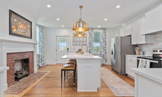 Bowling Green Maison | Charming 4-bedroom house in Bowling Green with WiFi, AC - 1700s Modern Reno