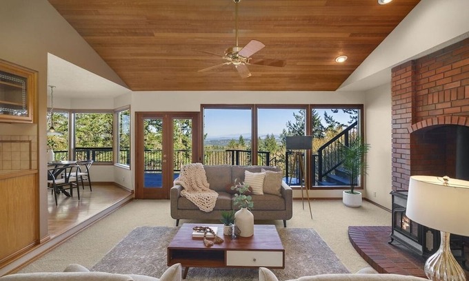 Mount Park Maison | Cozy 4-bedroom house in tranquil Lake Oswego with AC - great views of Mt. Hood.