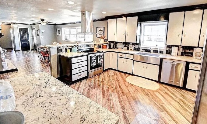 Pryor Maison | Expansive 3700+ sq ft retreat w/ sauna! Minutes to antique shops.