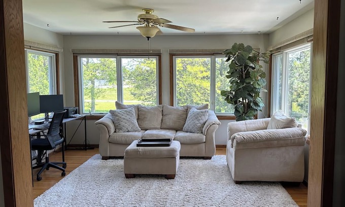 Oak Creek Maison | RNC accommodating & spacious home with pool 15 minutes from downtown Milwaukee.