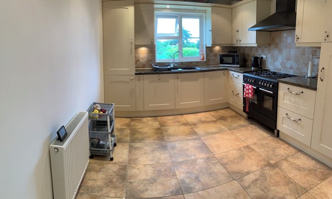 Acresford Maison | Coventry Charm - Spacious 3 Bedroom House