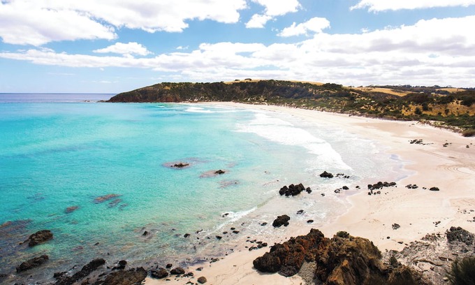 Duncan Autre | Large beachside Homestead, private apartments, fireplace, 3 min walk to beach.n