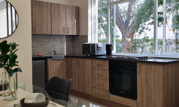Rondebosch Appartement | Green Oasis apartment nestled among tall trees- extra length bed, queen size