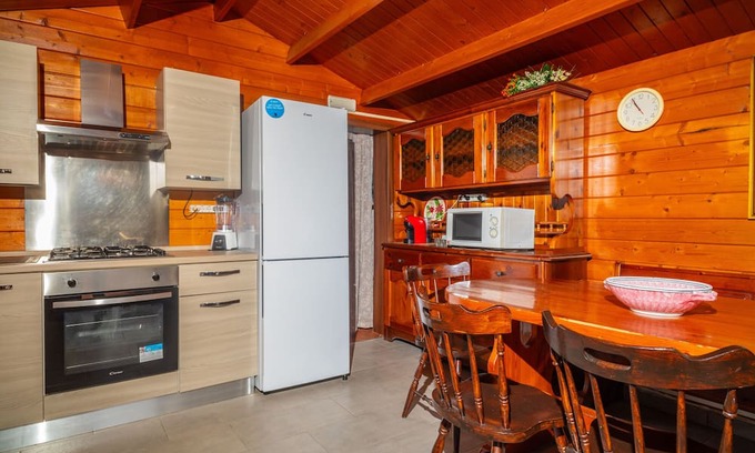 San Giorgio-Librino-San Giuseppe la Rena-Zia Lisa-Villaggio Sant'Agata Chalet De Ski | Chalet 'Vaccarizzo Beach Garden' with Private Terrace, Wi-Fi and Air Conditioning