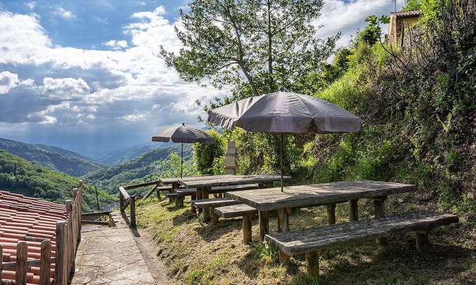 Villar de Pineres Chalet De Ski | Chalet 'La Castañar - La Vallicuerra' with Mountain View, Private Terrace and Wi-Fi
