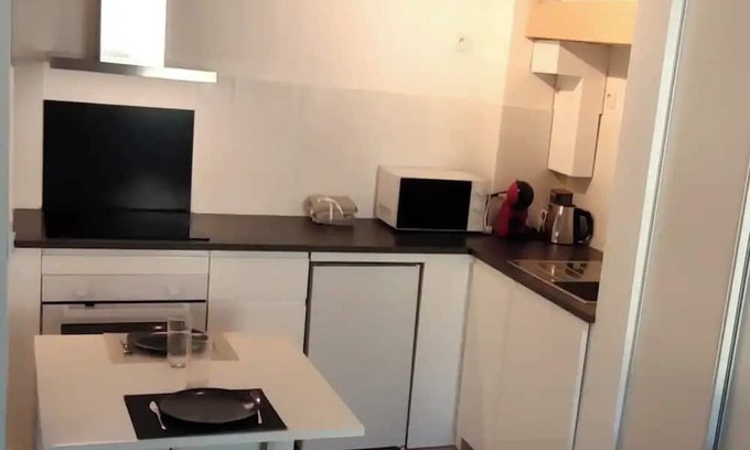 Saint-Renan Appartement | Complete accommodation for 2 people, independent access, separate bedroom.