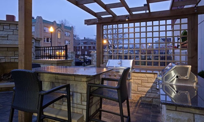 Kutzky Park Maison | Enjoy our Spacious Suites with Fully Equipped Kitchen and a Free Hot Breakfast!