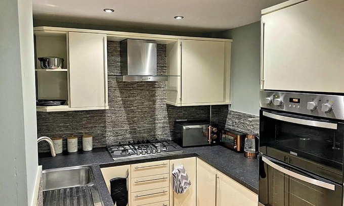 Crawcrook Maison | Modern Home in Newcastle, right next to a Golf Course!