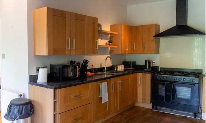 Seisdon Maison | Spacious property Sleeps 13 Guests in Shirley