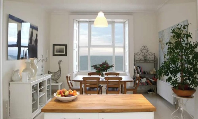 Greystones Maison | GREYSTONES Beautiful house looking at the Ocean and beside beaches.