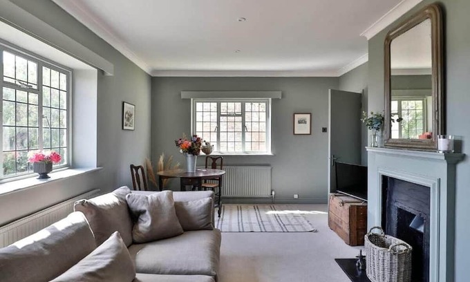 Beverston Copropriété | Tranquil 1 Bed/1 Bath Getaway at Beverston Castle
