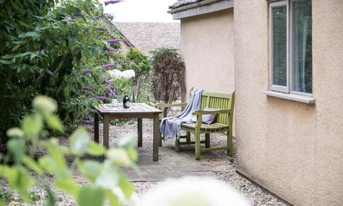 Beverston Maison | Charming 2 Bed/1 Bath Bungalow in Beverston Castle