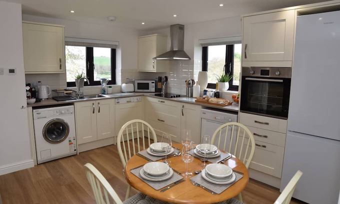 Stanton Drew Appartement | Private Guest Suite Chew Valley. King Bed near Bath, Bristol, Wells & Cheddar