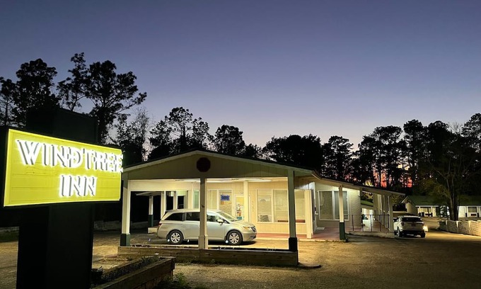 Grove Hill Cabine | Quiet Lodge, with FREE WIFI and FREE BREAKFAST. Pet friendly!