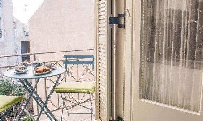 Nea Chalkidona Appartement | Sunny flat w/h balcony and homey feel near metro