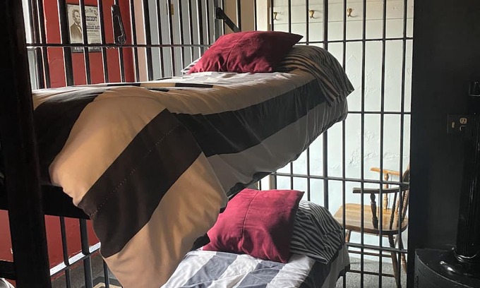 Wykoff Maison | Wykoff Historical Jail Haus with original jail cell bunks. It’s an adventure!