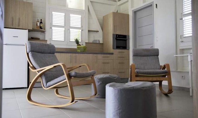 Saint-Charles Maison | Radiance of the Day and Cultural Heritage in a Modern Cabin