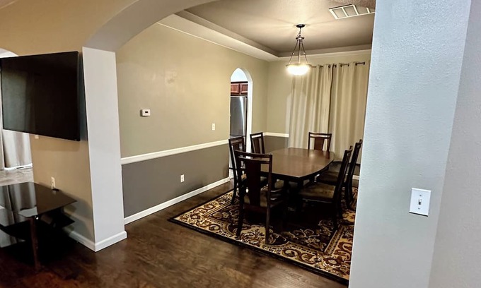 Spanaway Maison | Mid-Side house located in Spanaway perfect home away from home!