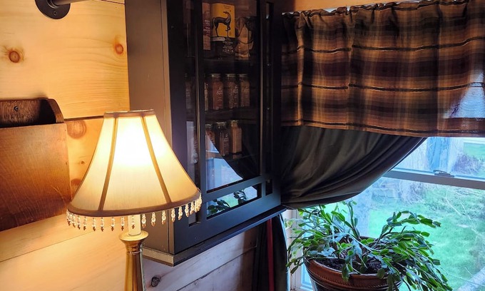 Cardinal Appartement | Rustic Studio Apartment in Cardinal, ON WiFi, AC, firetable & seasonal hot tub!