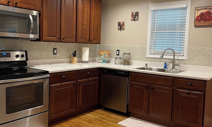 Murray Autre | Quaint Farmhouse Charm 3 Miles from Murray, KY