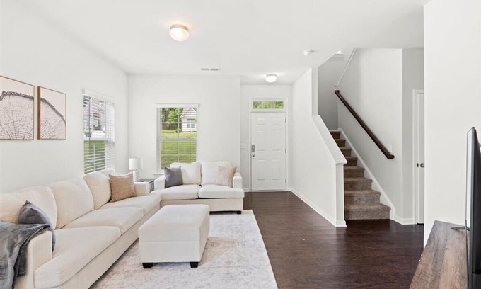 South Salisbury Maison | Pet Friendly 4 Bedroom in Salisbury!