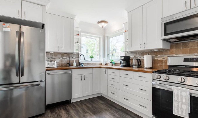 Rockwood Maison | Entire cozy 4 bedrooms house. Short driving distance to Guelph/Acton/Erin/Elora.