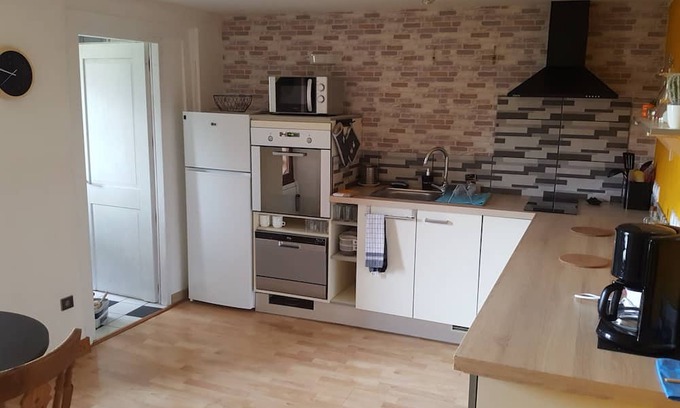 Gilly-sur-Isere Appartement | T2 au Calme, les Animaux de Compagnie Sont les Bienvenus