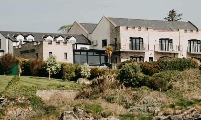 Greencastle Maison | Seafront Castle Inn - just off the Ferry!