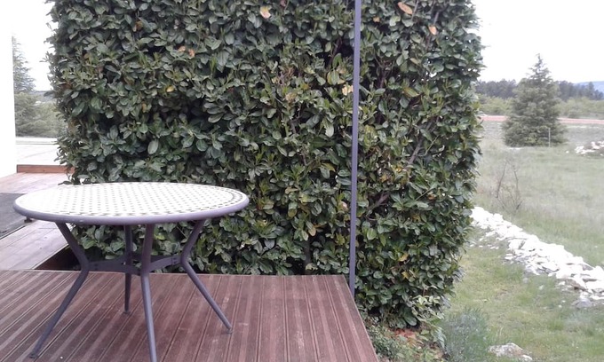 Aurel Appartement | Gite Spacieux 4 Personnes, Vaucluse. Acces Privatisé à une Piscine Interieure