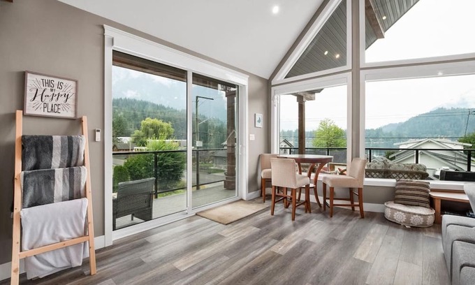 Hope Maison | Escape to Serenity: Lake Retreat with Majestic Mountain Views!