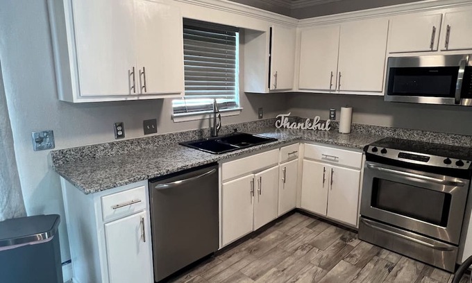 Brent Maison | Luxury, Centrally Located Family Retreat home!