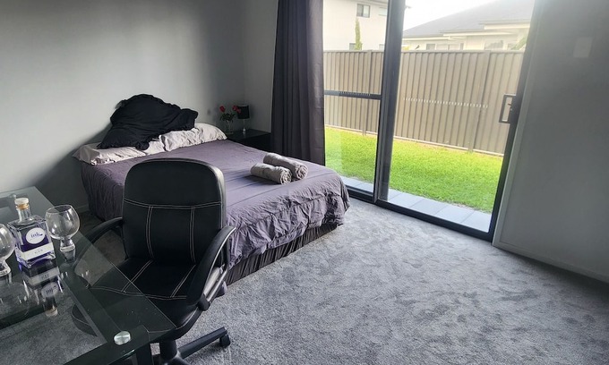 Ballina Maison | Modern Guest Suite A/C, spa, walk to shops, airport, cinema, restaurants, creek.
