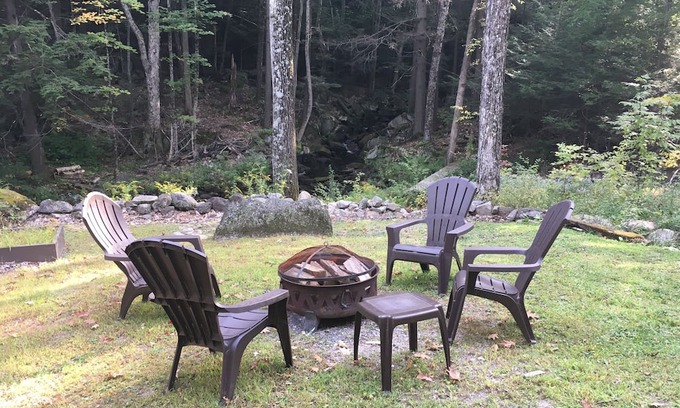 Antrim Cabine | Lake area: Romantic cabin for 2 beside a babbling brook