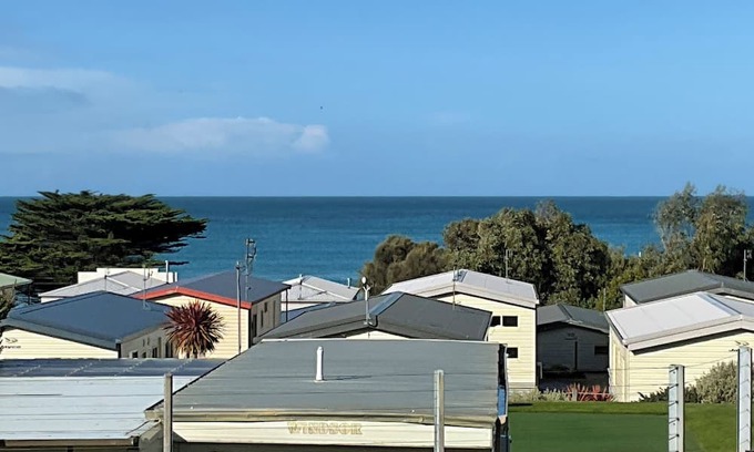 Apollo Bay Cabine | Modern bright seaside cabin in popular tourist park