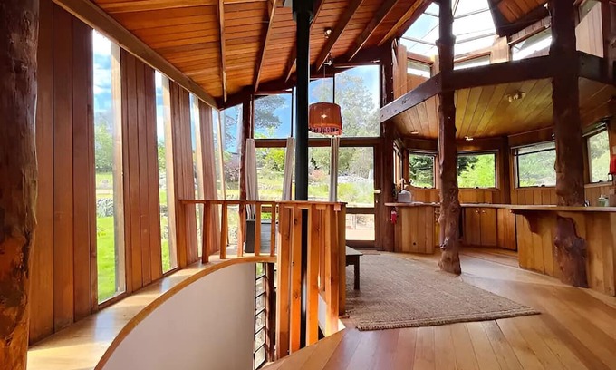 Ridgeway Maison | ✰Unique Wilderness Retreat 10 mins to CBD ✰ Bath, Heated Floors, Smart TV✰