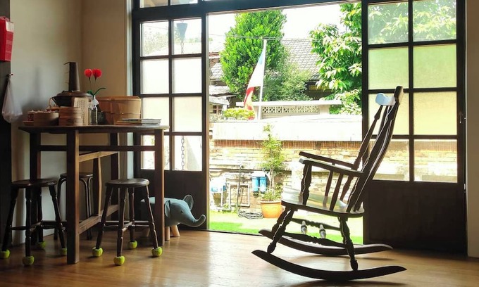 Fengshan District Maison | 親手修復的歷史眷村小屋，帶有熱水大浴缸復古套房，住在歷史保存區中，3分鐘到擁有260年歷史廟宇，5分鐘到熱門美食區