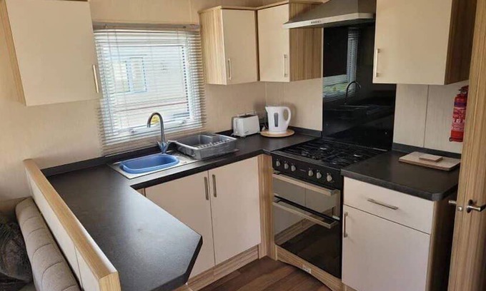 Tunstall Chalet De Ski | Budget 3-Bed Caravan in Tunstall, Hull