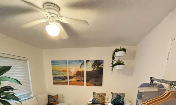 Poinciana Park Appartement | ★ Cozy Studio ★ Super Close to Downtown and the Beaches