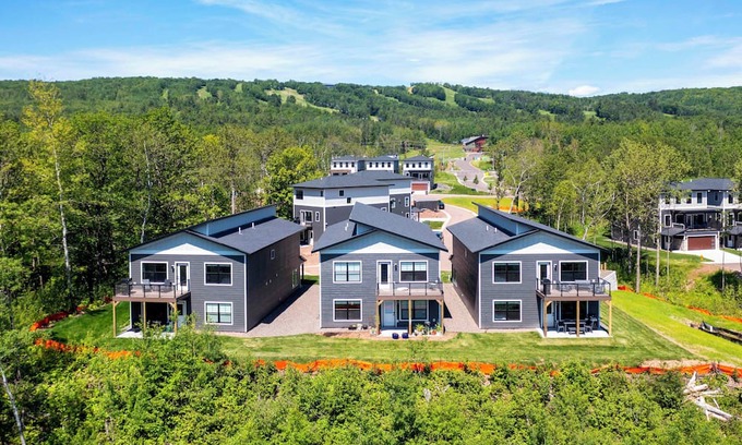 Duluth Maison | RiverWest Lakeview - Beautiful 2 BR pet friendly home at the base of Spirit Mtn.