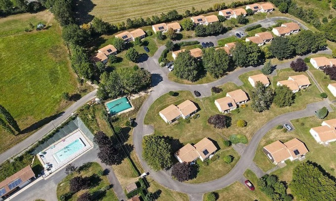 Prailles Location De VR | Serene Lakeside Retreat with Heated Pool, Nature Activities & Lake View