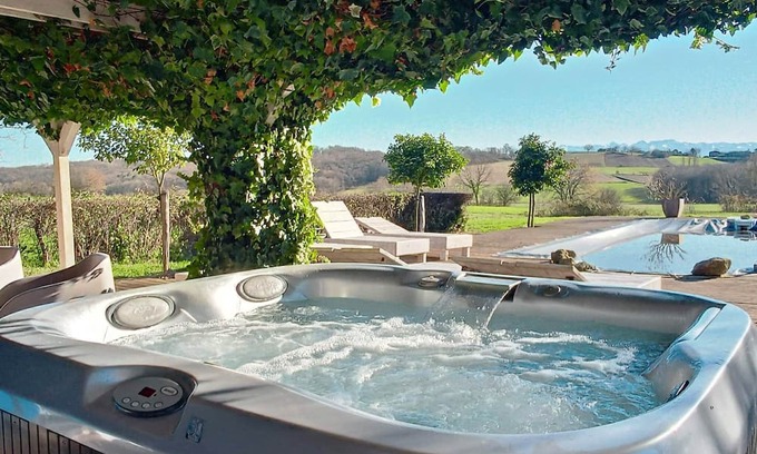 Montgaillard-sur-Save Chalet De Ski | Gîte Cosy en Pleine Nature Avec Piscine, spa et vue Spendide sur les Pyrénées