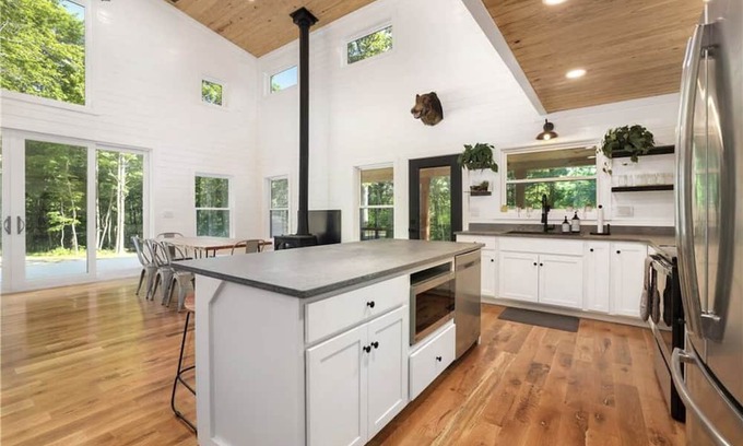 Combs Maison | Luxury Cabin nestled in the Ozark Mountains.