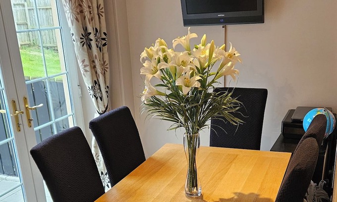 Newcastle Maison | Semi detached home with garage. 3 bedrooms, 3 bathrooms. Treadmill in garage.