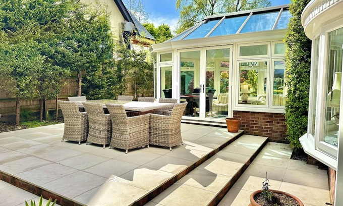 Ferndown Maison | Golf Course View - Large Four Bed Home with Garden - New Forest and Beach Links