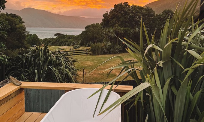 Queen Charlotte Sound Maison | ISLAND BARN-Wild & Remote living in the outer reaches of Queen Charlotte Sounds