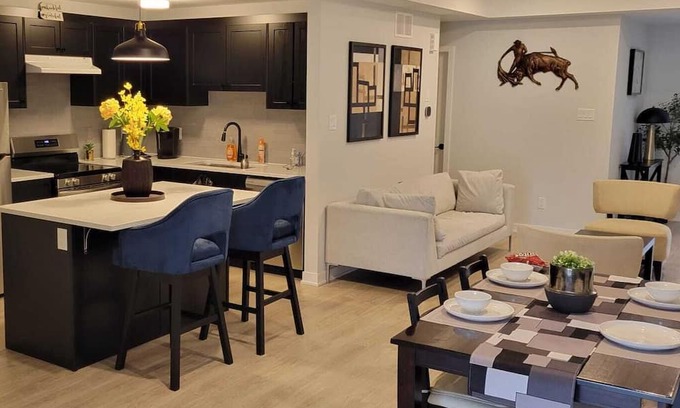 Ottawa Division Maison | 5 minutes walk to major shopping center, restaurants, pubs and bus station.