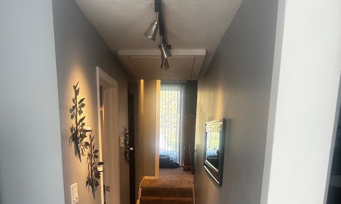 Akron Maison | ShadyBrook 5 minute walk to Springfield Lake Fishing, playground, walking trail.