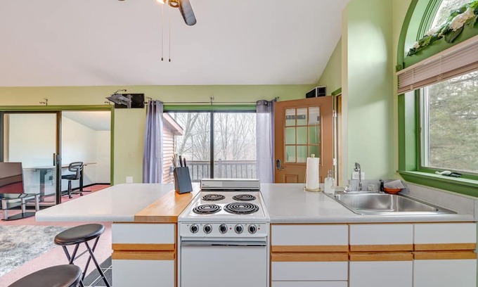 Bennington Appartement | Charming Bennington Studio w/ Deck & Mountain View