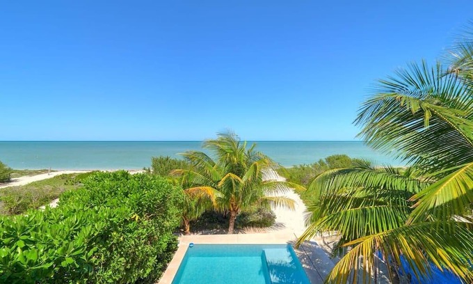 Chicxulub Puerto Maison | NEW Fun Family Beach House Pool BBQ Smart TVs